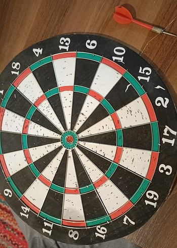 Beyaz ve koyu renkli dart tahtası oyun seti
