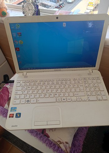 Beyaz Toshiba Laptop