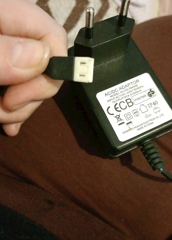 Beyaz ve Gri Telefon Şarj Adaptörü - Görsel 2