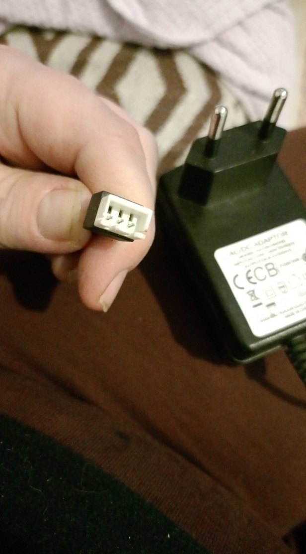 Beyaz ve Gri Telefon Şarj Adaptörü - Görsel 3