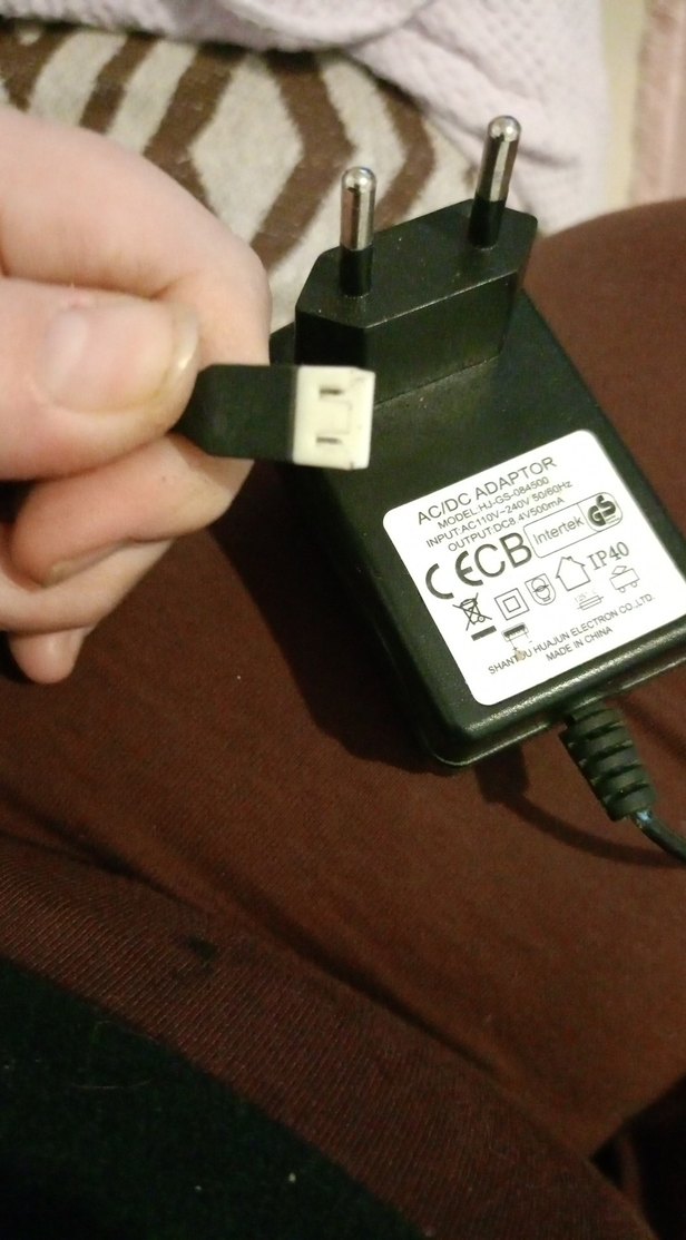 Beyaz ve Gri Telefon Şarj Adaptörü - Görsel 2