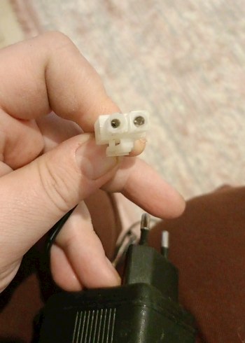 Beyaz ve Gri Telefon Şarj Adaptörü - Görsel 2