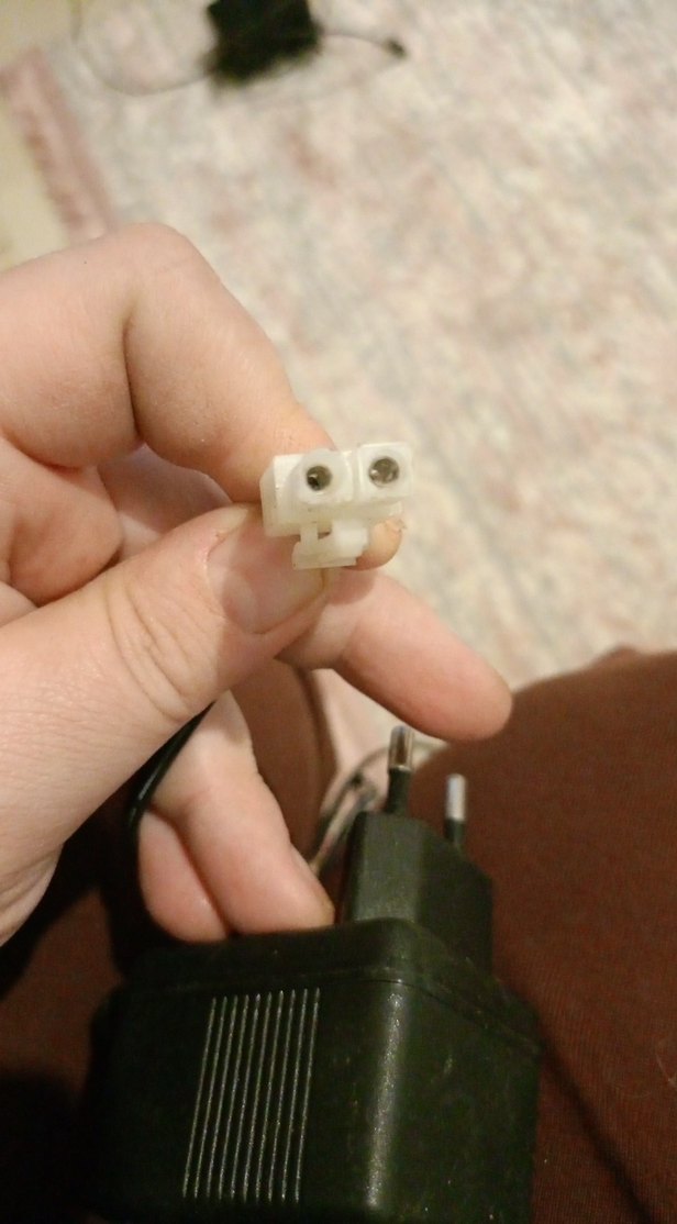 Beyaz ve Gri Telefon Şarj Adaptörü - Görsel 2