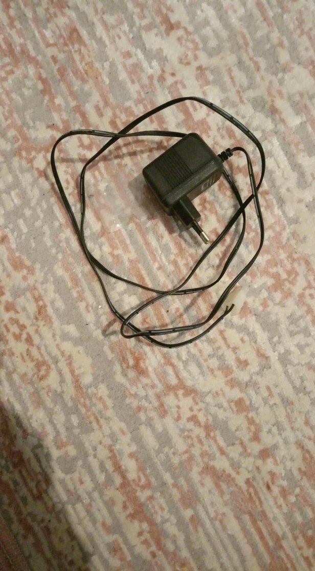 Beyaz ve Gri Telefon Şarj Adaptörü - Görsel 4