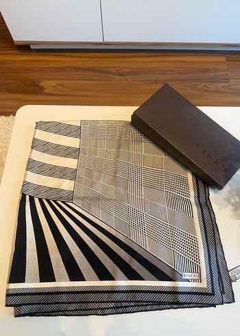 Vakko Geometrik Desenli Siyah Beyaz İpek Esarp Vakko