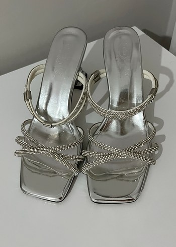Beyaz Parlak Metal Tokalı Topuklu Kadın Ayakkabı - Görsel 2