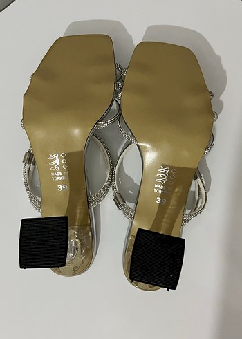 Beyaz Parlak Metal Tokalı Topuklu Kadın Ayakkabı - Görsel 3