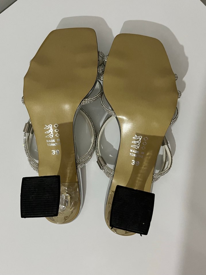 Beyaz Parlak Metal Tokalı Topuklu Kadın Ayakkabı - Görsel 3