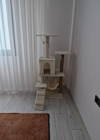 Beyaz ve gri çok katmanlı kedi tırmalama ağacı