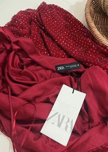 Zara Uzun Kollu Kırmızı Boncuk İşlemeli Mini Elbise