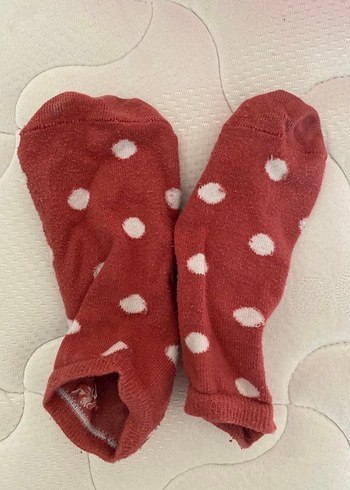 Kız Kullanılmış Kırmızı Puantiyeli Çorap - Görsel 3