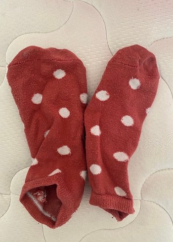 Kız Kullanılmış Kırmızı Puantiyeli Çorap - Görsel 2