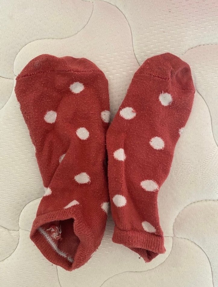 Kız Kullanılmış Kırmızı Puantiyeli Çorap - Görsel 2