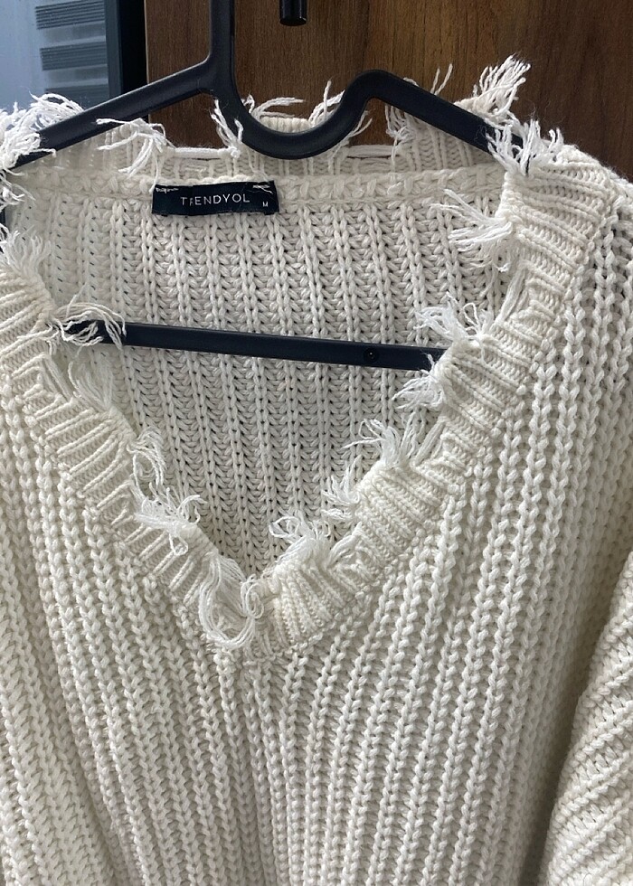 Trendyolmilla Püskül Detaylı Kazak - Görsel 2