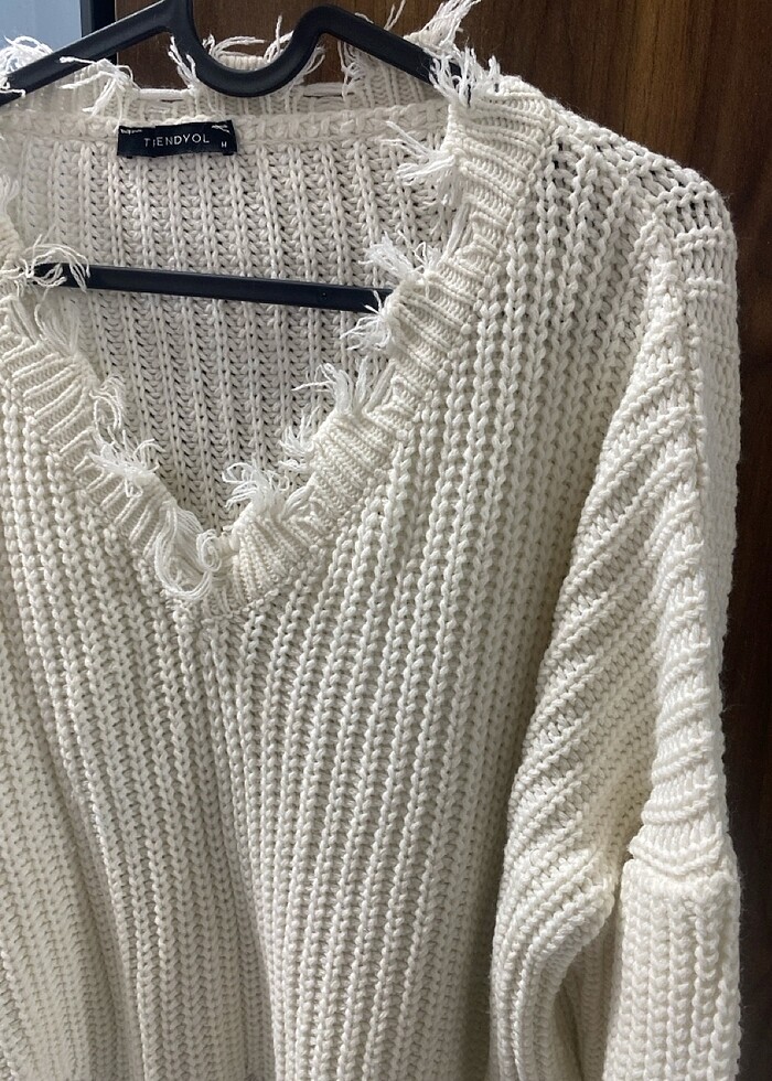 Trendyolmilla Püskül Detaylı Kazak - Görsel 3