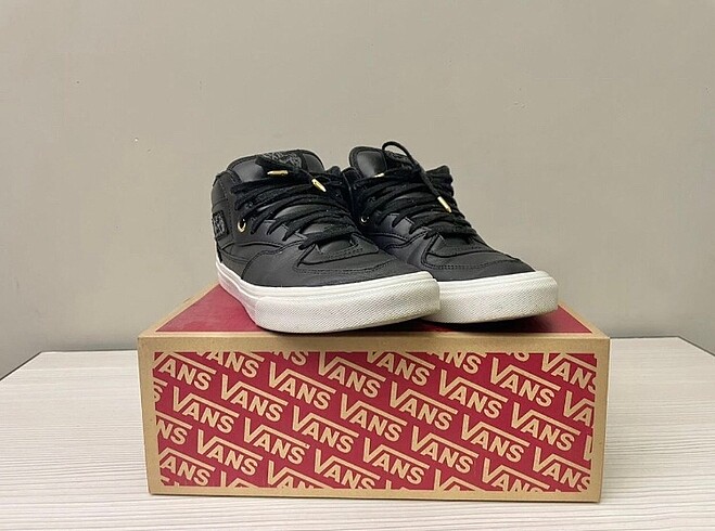 VANS HALF CAB DX LEATHER SKATEBOARD.