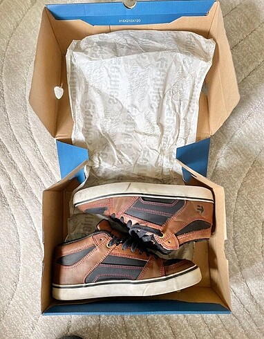 ETNIES SKYLINE SKATEBOARD SNEAKER