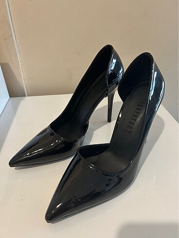Siyah topuklu ayakkabı stiletto