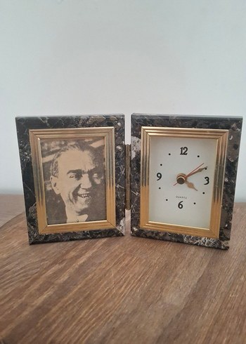 Altın Çerçeveli Masa Saati ve Fotoğraf Çerçevesi