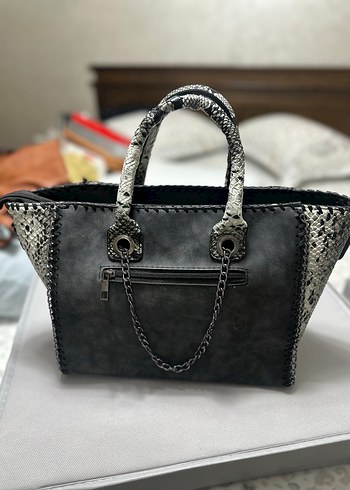 Gri Yılan Derisi Desenli Zincir Detaylı Deri Çanta - Görsel 3