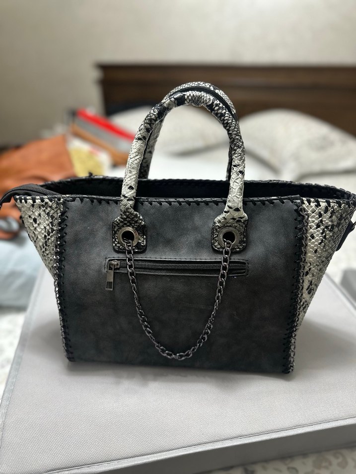Gri Yılan Derisi Desenli Zincir Detaylı Deri Çanta - Görsel 3