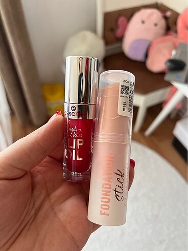 Kapatıcı ve gloss essence