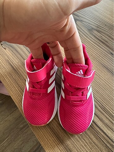 Adidas kız çocuğu