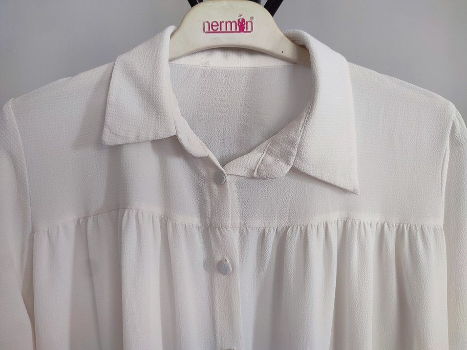 Düğmeli beyaz gömlek - Görsel 3