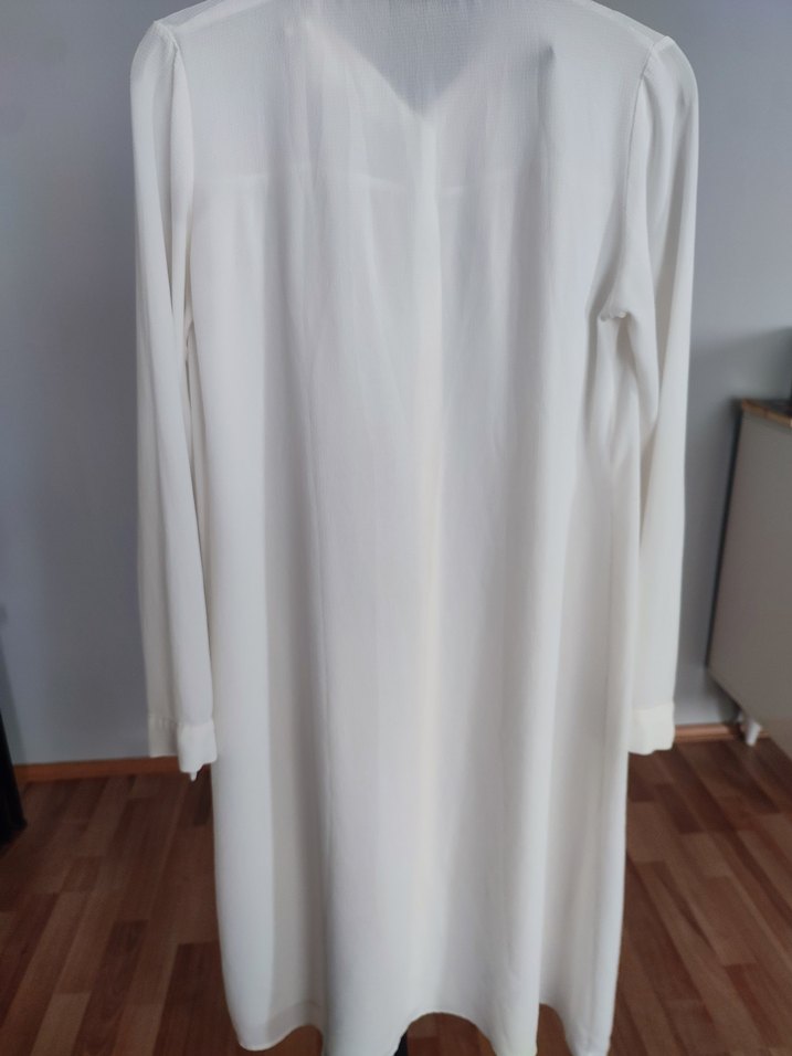 Düğmeli beyaz gömlek - Görsel 4