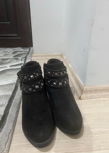 Siyah Süet Kemerli Topuklu Bot - Görsel 2