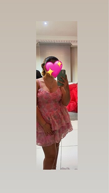 Pembe çiçekli elbise