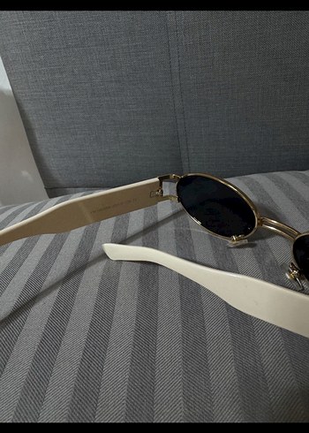 Bej Çerçeveli Minimalist Gri Güneş Gözlüğü - Görsel 3