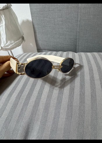 Bej Çerçeveli Minimalist Gri Güneş Gözlüğü - Görsel 2