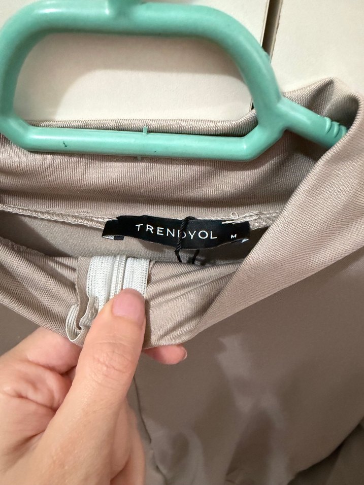 Bej Dik Yaka Fermuarlı Kadın bodysuit - Görsel 2