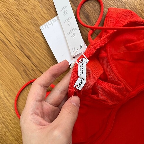 xs Beden kırmızı Renk Bershka kırmızı elbise