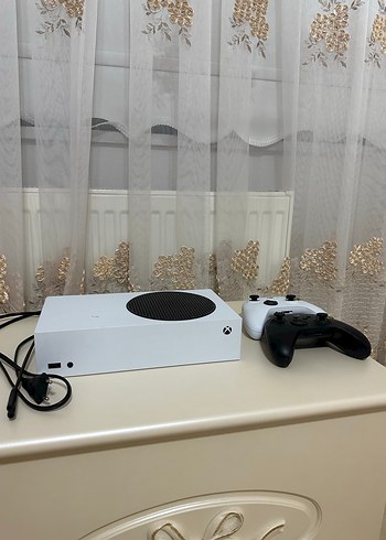 Xbox Series S ve Xbox Wireless Controller (x2)