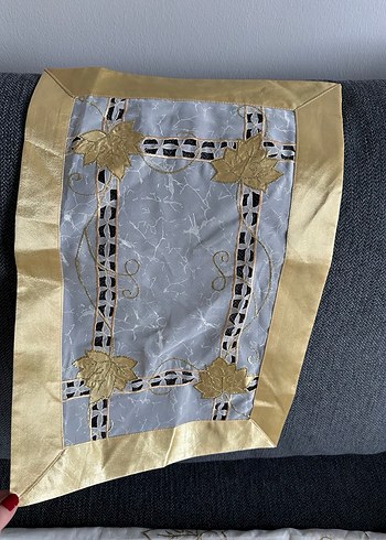 İşlemeli Beyaz Parlak Masa Örtüsü - Görsel 6