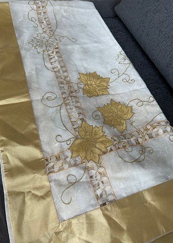 İşlemeli Beyaz Parlak Masa Örtüsü - Görsel 3