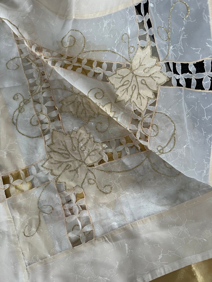 İşlemeli Beyaz Parlak Masa Örtüsü - Görsel 2