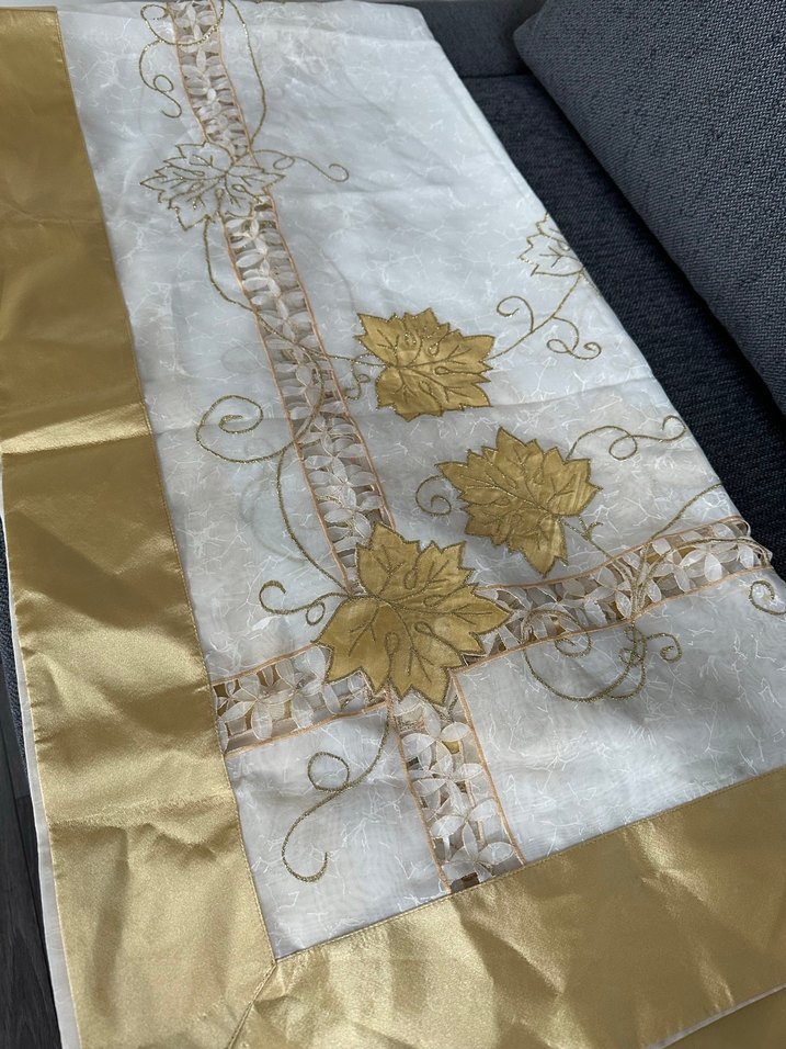 İşlemeli Beyaz Parlak Masa Örtüsü - Görsel 3