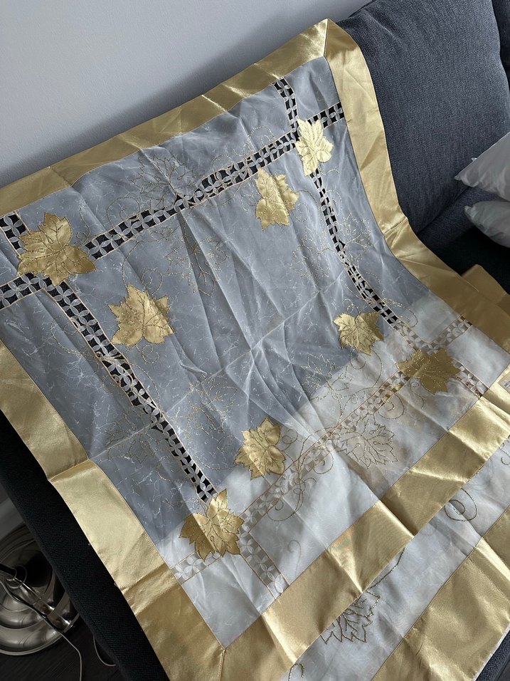 İşlemeli Beyaz Parlak Masa Örtüsü - Görsel 4