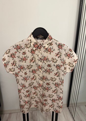 Düğmeli Kısa Kollu Beyaz Çiçekli Vintage Gömlek