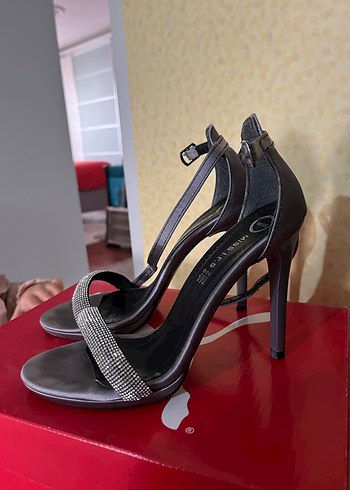 Gri Yılan Desenli Topuklu Kadın Ayakkabı 1 kere giyildi - Görsel 2