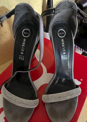 Gri Yılan Desenli Topuklu Kadın Ayakkabı 1 kere giyildi - Görsel 3