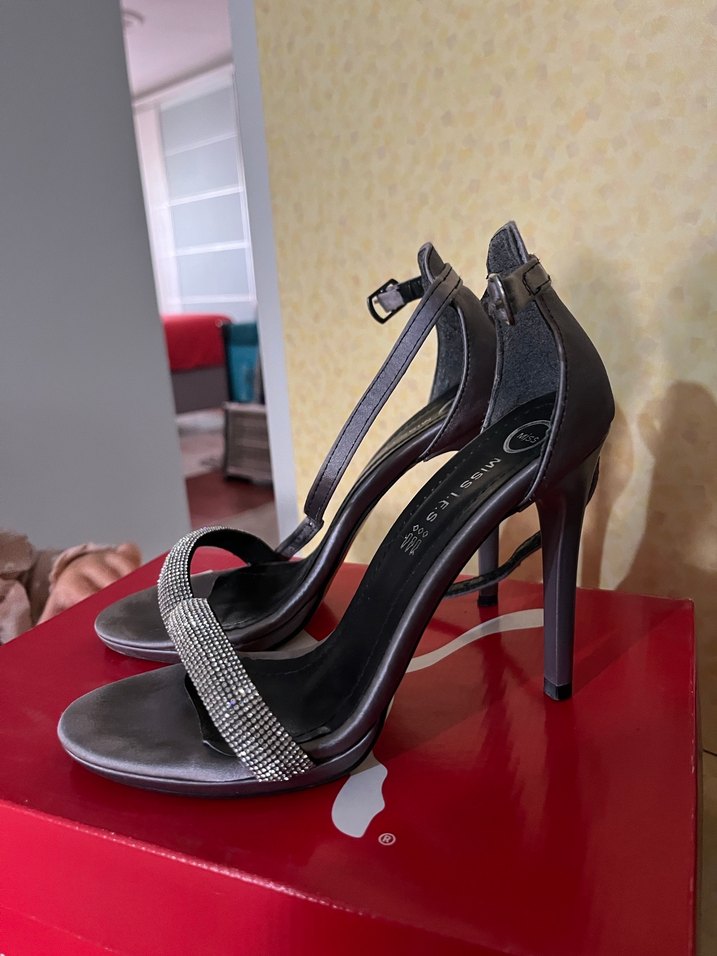 Gri Yılan Desenli Topuklu Kadın Ayakkabı 1 kere giyildi - Görsel 2