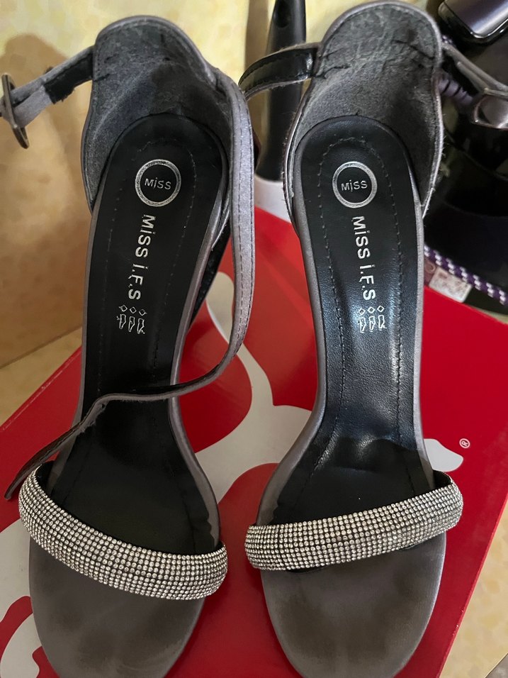 Gri Yılan Desenli Topuklu Kadın Ayakkabı 1 kere giyildi - Görsel 3