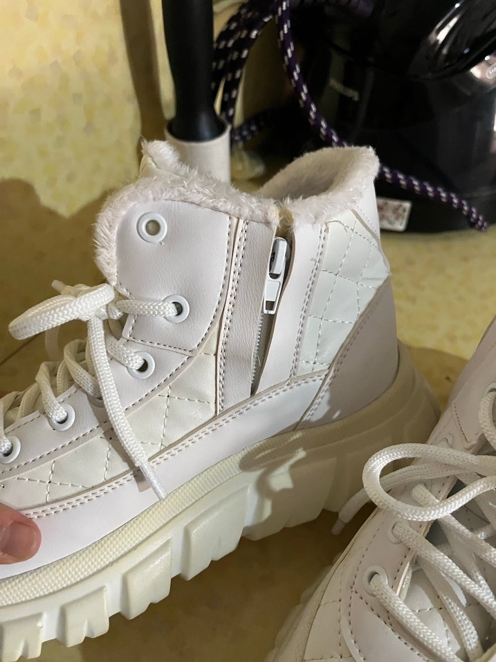 Beyaz Kürklü Platform Kadın Bot - Görsel 2