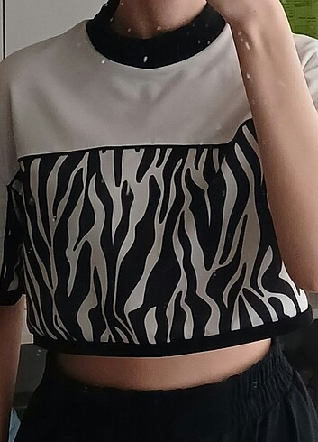 Önü zebra desenli crop tişört