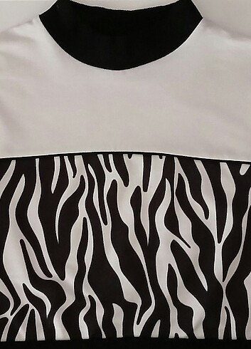 Trendyol & Milla Önü zebra desenli crop tişört