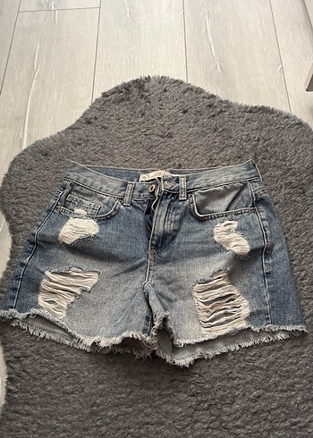 Gri Yırtık Detaylı Kadın Mini Denim Şort